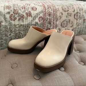 Universal Thread brand new heeled clogs
